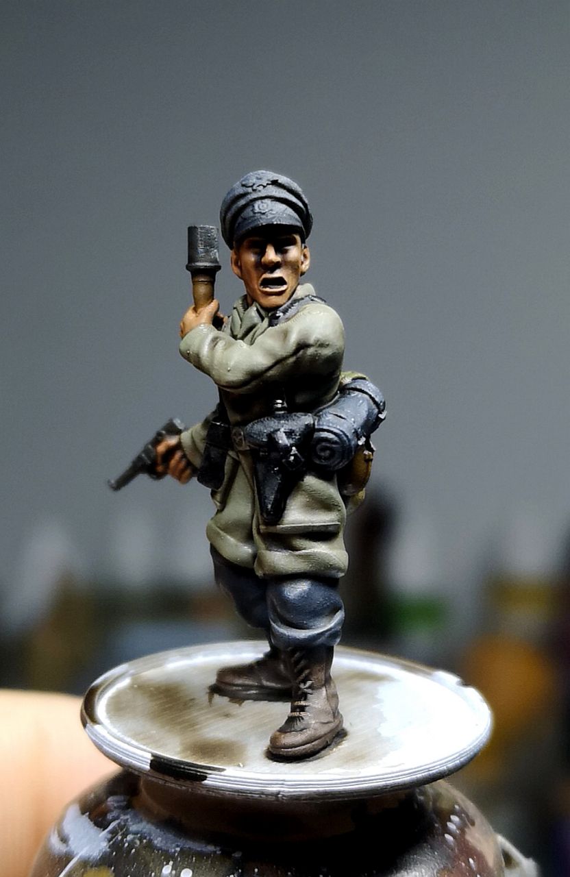 Col.Muller German Paratrooper Officer with grenade and pistol (2 versions)