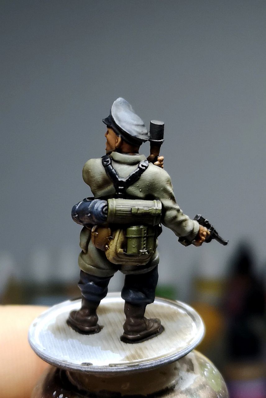 Col.Muller German Paratrooper Officer with grenade and pistol (2 versions)