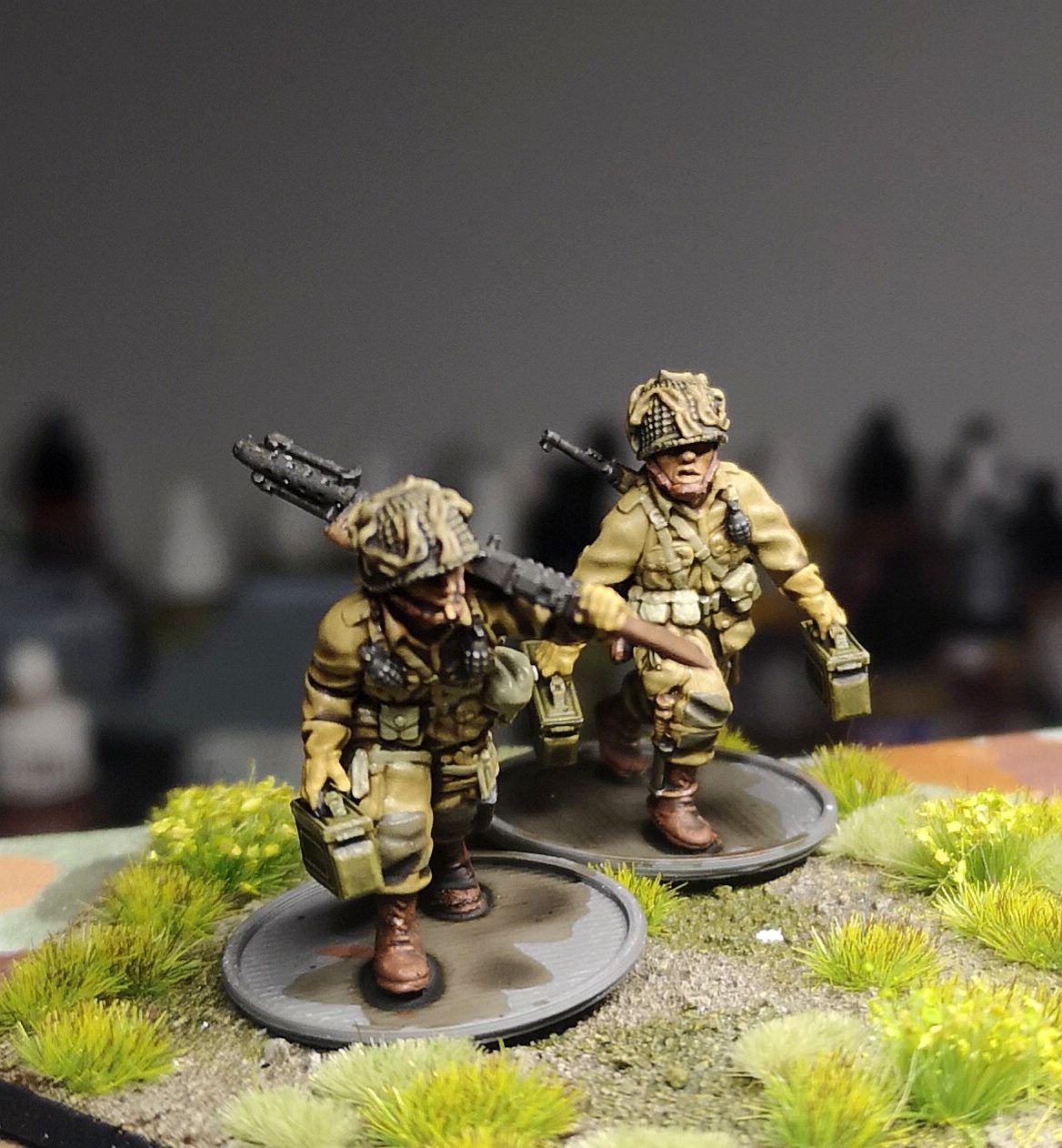 Col. Muller US Airborne LMG Team Moving 2