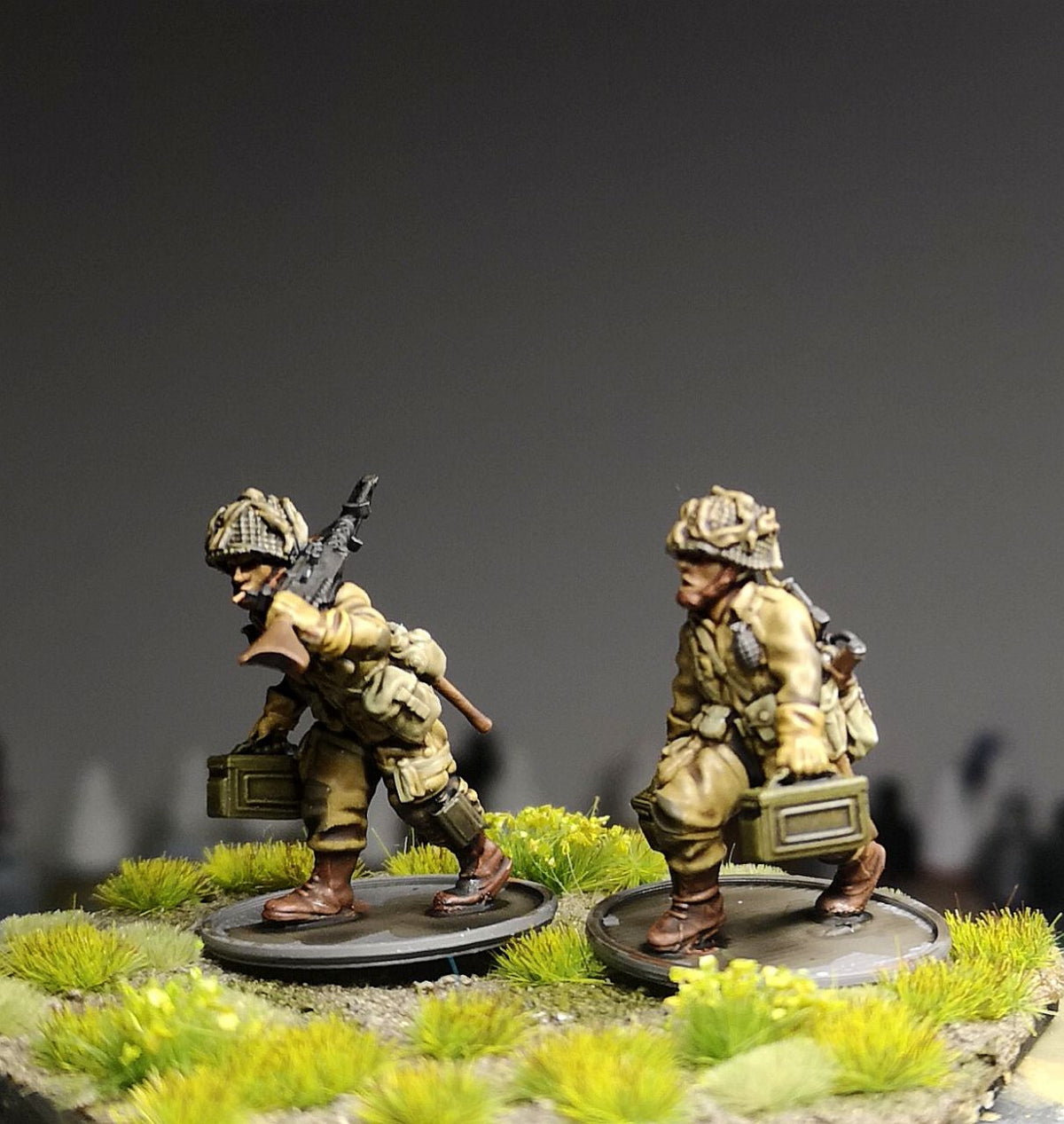 Col. Muller US Airborne LMG Team Moving 2