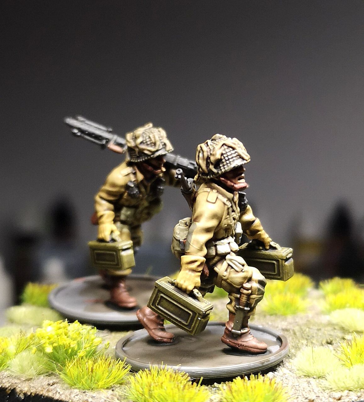 Col. Muller US Airborne LMG Team Moving 2